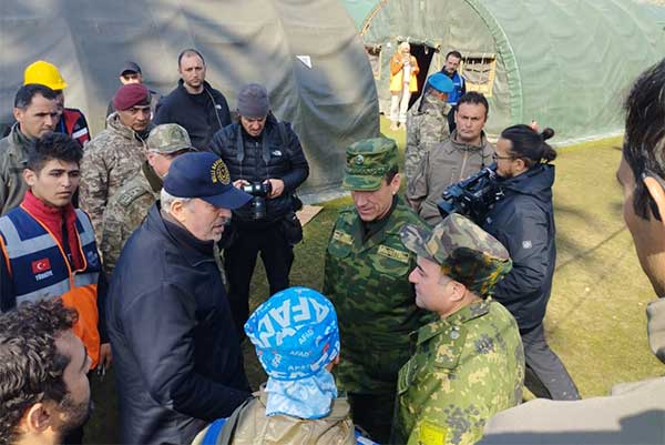  Туркия мудофаа вазирининг тожик қутқарувчилари билан учрашди