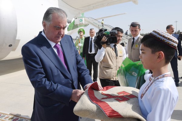 Тожикистон Республикаси Президенти Эмомали Раҳмоннинг Туркманистонга амалий ташрифи бошланди