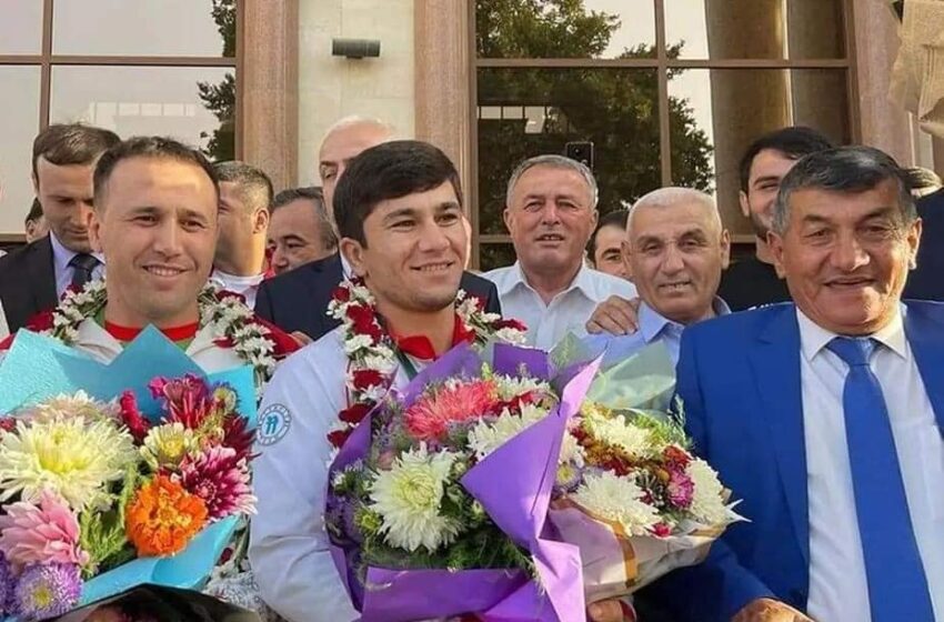  Эмомалӣ бо нишони заррини Чемпионати Ҷаҳон ба Душанбе баргашт