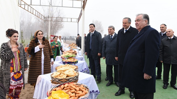  Боздид аз намоиши маҳсулоти кишоварзони ноҳияи Ҷайҳун