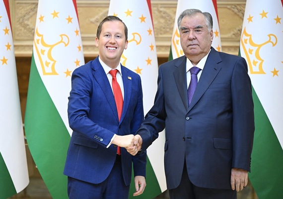  Мулоқот бо Фиристодаи Махсуси Президенти ИМА дар Осиёи Ҷанубӣ ва Марказӣ Серҷио Гор